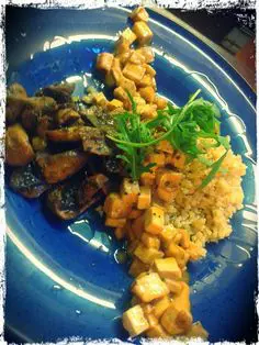 Arroz integral salteado con tofu