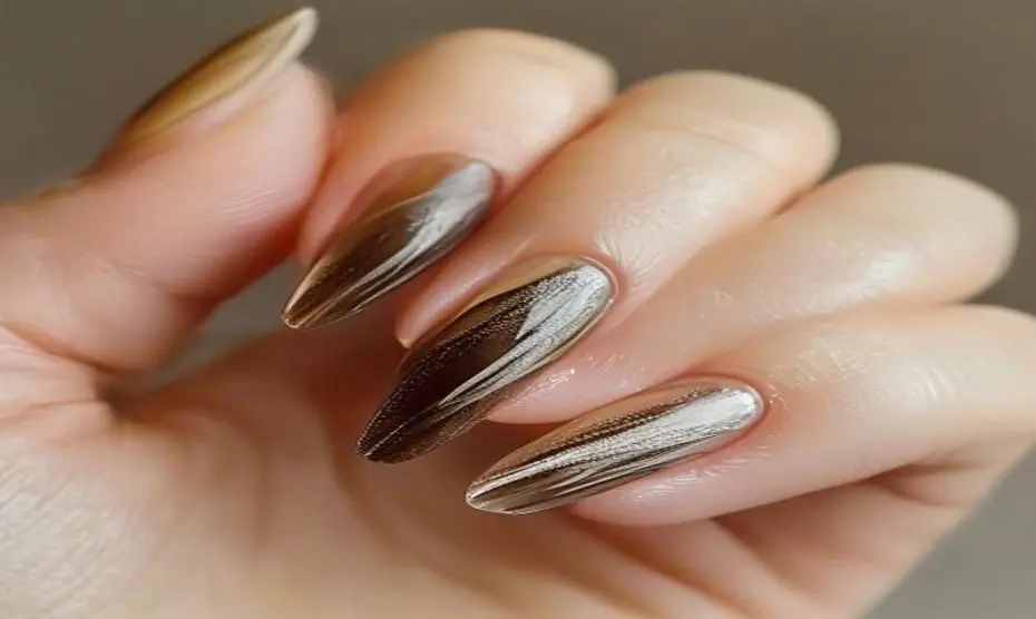 Línea oscura en la uña: ¿mancha estética o melanoma? 18 Close-up of a hand with natural nails, one nail shows a thin dark brown longitudinal stripe against the nail bed, soft natural lighting, realistic skin texture, clean and well-groomed hands, no nail p